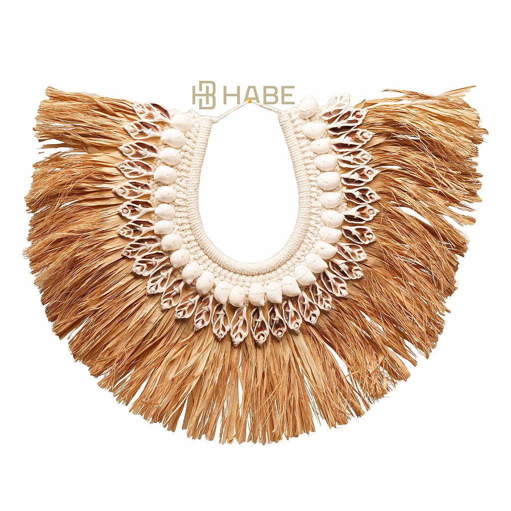 Deco necklace raffia / shells F4 on stand 45x30x3 cm